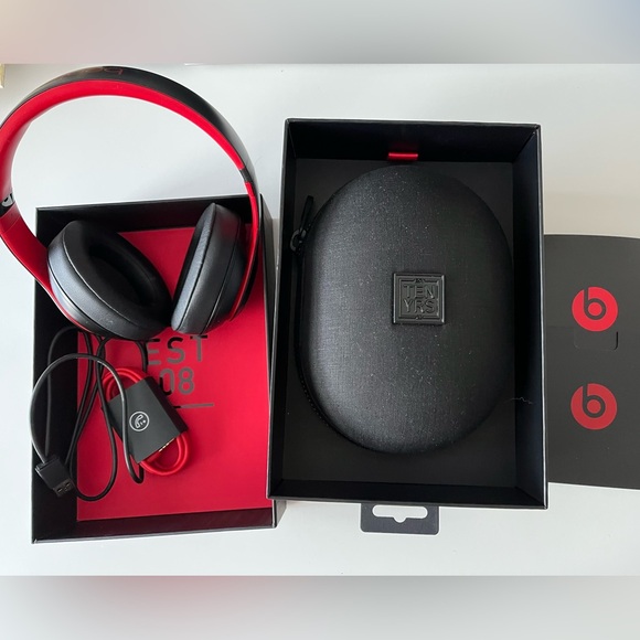 Beats Studio3 Wireless Decade Collection OverEar Headphone+HeadphoneStand(bonus) - Picture 3 of 11